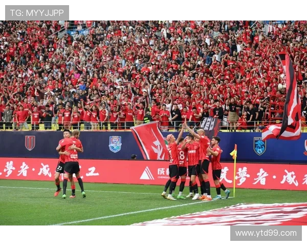 广州足球队灵活性变革引发热议推动球队新发展方向与战略调整 广州足球队灵活性变革引发热议推动球队新发展方向与战略调整